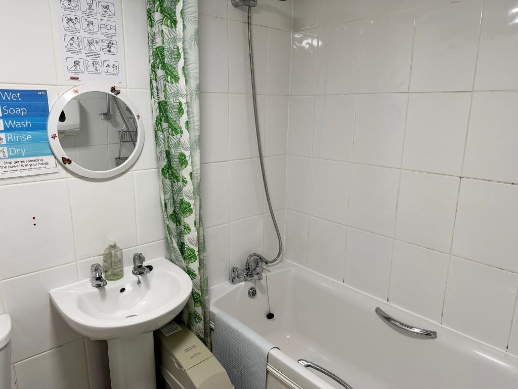 Lot: 39 - FORMER CAFÉ AND CARE FACILITY IN HIGH STREET - Separate W.C.